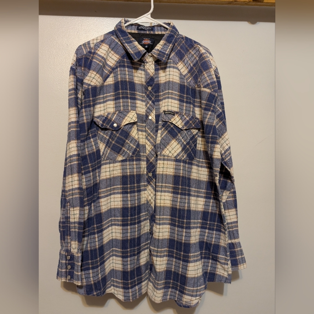 Men's XL Blue and White Flannel Plaid Button-Up Shirt